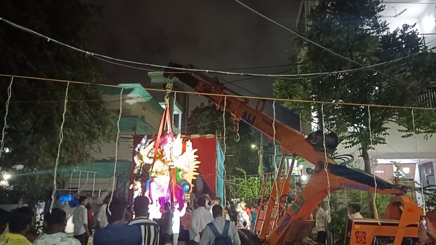 గొప్ప ప్రయత్నం తర్వాత క్రేన్‌తో 14 అడుగుల గణేష్ ప్రతిష్ట..!