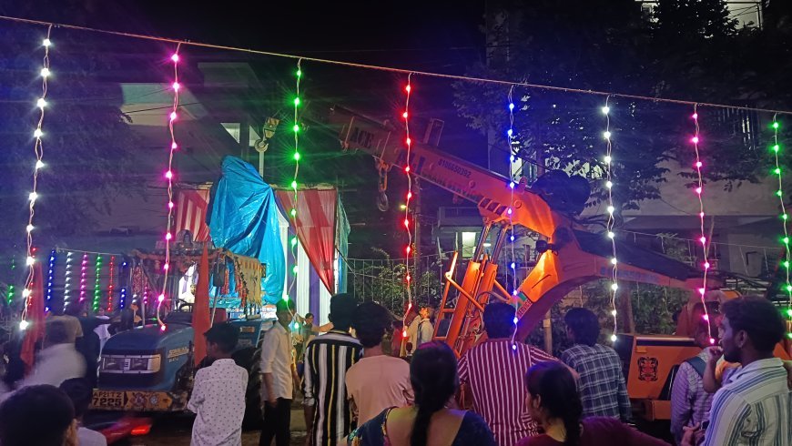 అబ్బాస్ నగర్‌లో క్రేన్‌తో 14 అడుగుల గణేష్ ప్రతిష్టించబడింది…