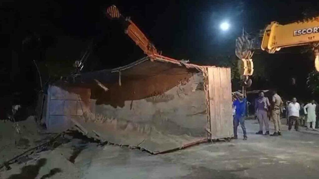 ఇసుక లారీల ప్రమాదాల్లో 12 మంది మృతి