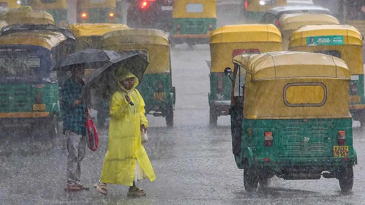 బెంగళూరులో అతిభారీ వర్షం- రోడ్లు జలమయం: విరిగిపడ్డ చెట్లు