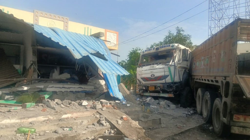 Karimnagar | ఇంట్లోకి దూసుకెళ్లిన లారీ.. డీజిల్ ట్యాంక్ పేలి మంటలు