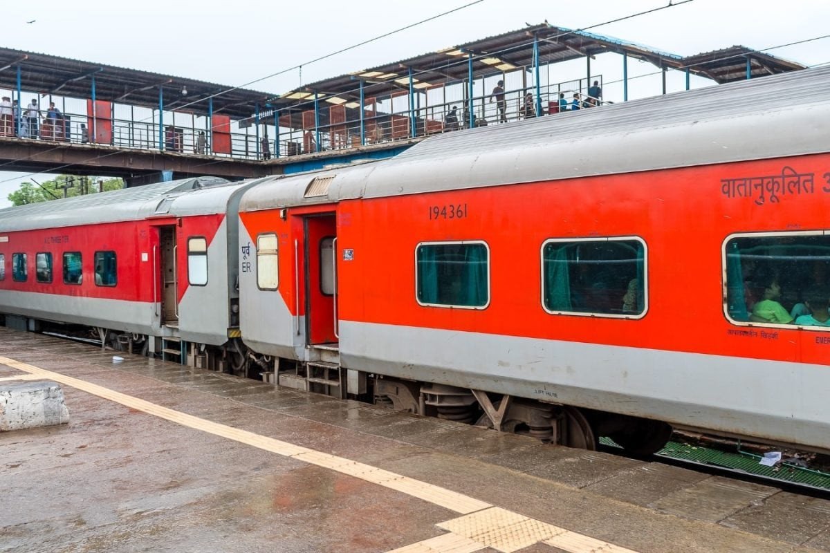 Festival Trains: పండుగలకు సొంతూళ్లకు వెళ్లే వారికి గుడ్ న్యూస్... ఈ రూట్‌లో మరిన్ని దసరా, దీపావళి రైళ్లు