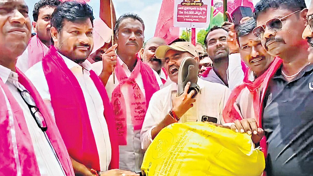 Congress 1000 Days | కాంగ్రెస్‌కు ఓటేసి తప్పు చేశా.. చెప్పుతో కొట్టుకున్న అన్నదాత!