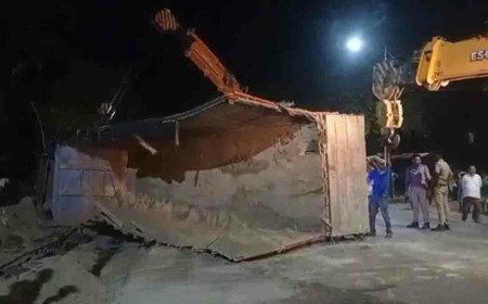ఇసుక లారీల ప్రమాదాల్లో 12 మంది మృతి