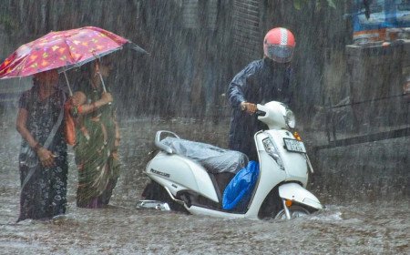 భారీవర్షాలతో విజయవాడ కొండ ప్రాంతాలపై మంత్రుల అలెర్ట్.. ఈ జిల్లాలలో స్కూల్స్ బంద్!