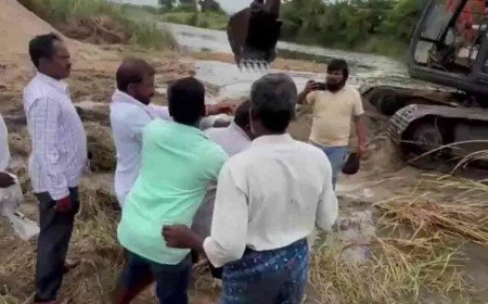 రైతులపై ఇసుక మాఫియా దాడి