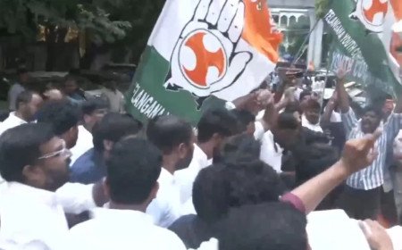 హైదరాబాద్ లో మెరుపు ధర్నా- ఉద్రిక్తత: రోడ్ బ్లాక్