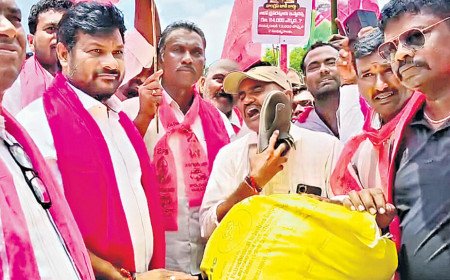 Congress 1000 Days | కాంగ్రెస్‌కు ఓటేసి తప్పు చేశా.. చెప్పుతో కొట్టుకున్న అన్నదాత!