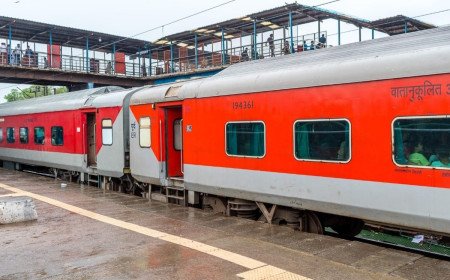 Tirupati Trains: తిరుపతి వెళ్లేవారికి అలర్ట్... స్పెషల్ ట్రైన్స్ ప్రకటించిన రైల్వే
