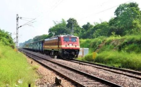 శ్రీకాకుళం జిల్లాలో ఘోర రైలు ప్రమాదం.. స్పాట్ లోనే నలుగురు విద్యార్థులు మృతి