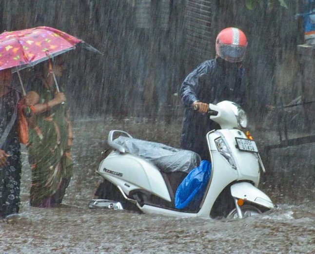 భారీవర్షాలతో విజయవాడ కొండ ప్రాంతాలపై మంత్రుల అలెర్ట్.. ఈ జిల్లాలలో స్కూల్స్ బంద్!