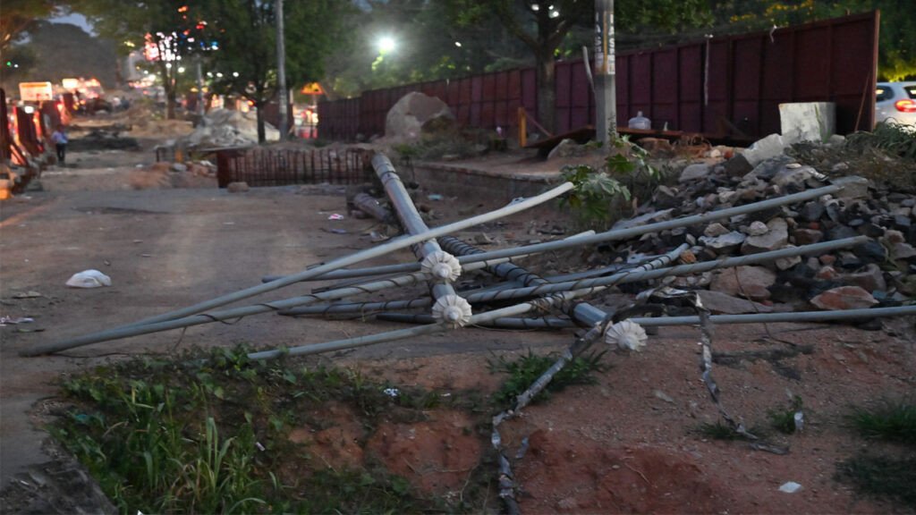 KBR Park | ఎక్కడి స్తంభాలు అక్కడే.. పనులు ఆగిన కేబీఆర్‌ పార్క్‌ వద్ద అధ్వాన స్థితి!