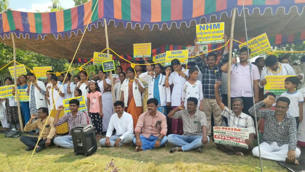 NHM Employees | ఉరి తాళ్లతో ఎన్‌హెచ్‌ఎం ఉద్యోగుల నిరసన
