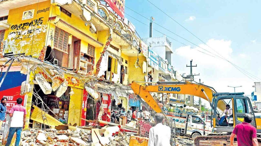 Buldozer Demolition | సీఎం ఇలాకాలో బుల్డోజర్ల మోత.. మరోసారి ఇండ్లపైకి దూసుకొచ్చిన జేసీబీలు