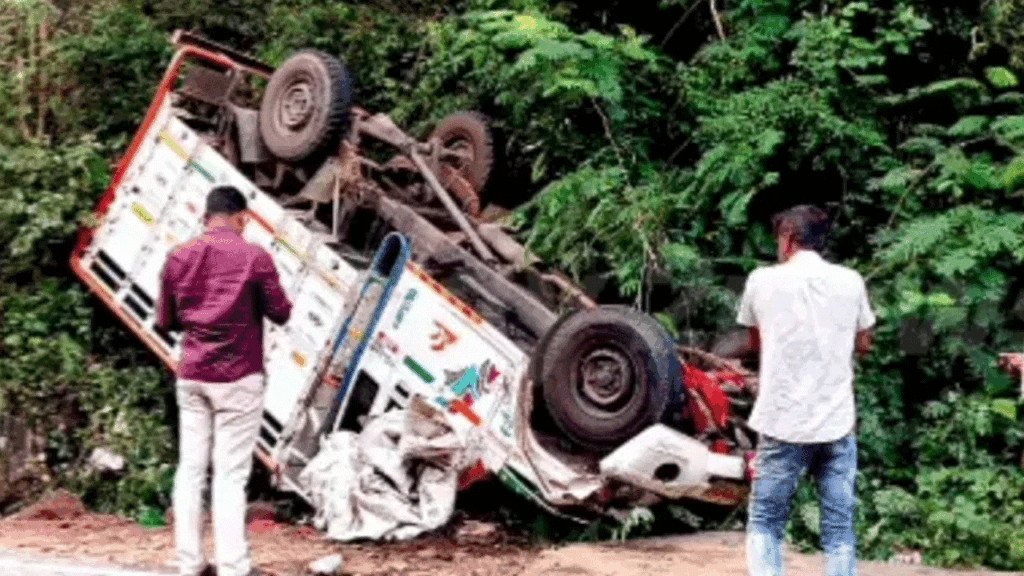 Road accident | భ‌వానీ భ‌క్తుల‌తో వెళ్తున్న బొలెరో బోల్తా.. ఇద్ద‌రు దుర్మ‌ర‌ణం