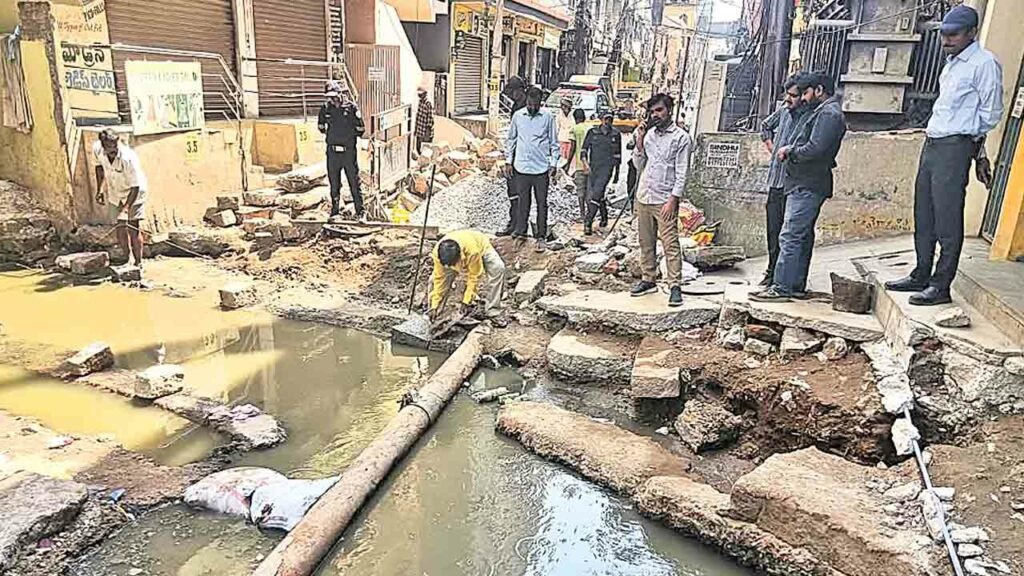 నాలాలో వాటర్‌ పైప్‌లైన్‌కు మరమ్మతులు