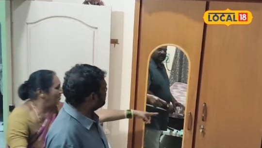 Snake: బట్టలు తీద్దామని బీరువా తెరిచిన కుటుంబానికి దిమ్మతిరిగే షాక్.. ఎదురుగా పాము, గుండెలు జారిపోయాయ్!