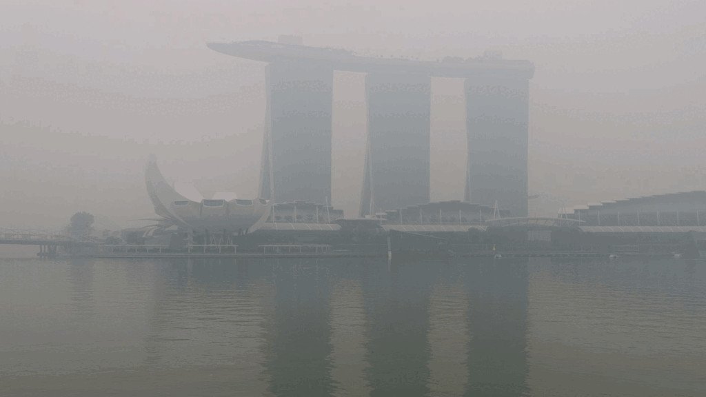 Singapore haze | సింగ‌పూర్‌లో 15 రోజులుగా ద‌ట్ట‌మైన పొగ‌మంచు.. అనారోగ్య‌క‌ర స్థాయిలో గాలి నాణ్య‌త‌..!