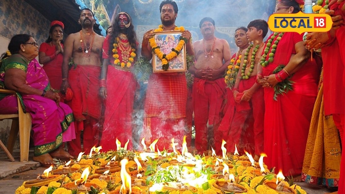 Tuni: అచ్చం బాహుబలి సినిమా సీన్‌లా.. తలపై జ్యోతి బోనాలతో భవానీల అద్భుత ప్రదర్శన..!