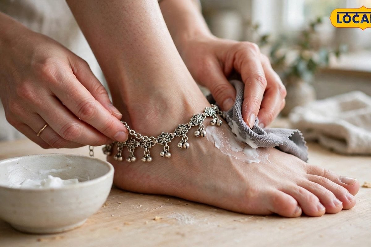 Silver Anklets: వెండి కాలి పట్టీలు నల్లగా మారాయా.. ఇలా ఇంట్లోనే మెరిపించండి..!