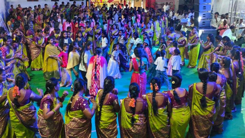 Bathukamma Celebrations | ఎతుబార్‌పల్లిలో అంబరాన్నంటిన బతుకమ్మ సంబరాలు..