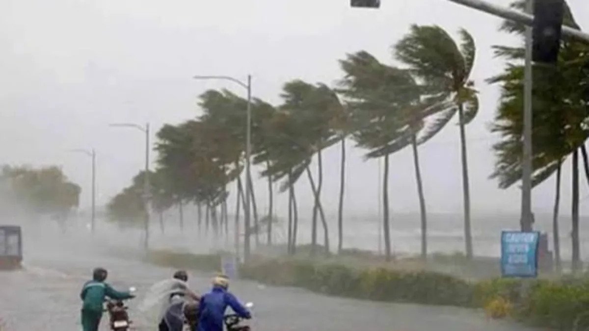 ఏపీ తీరానికి దూసుకొస్తోన్న సూపర్ సైక్లోన్: 140 కి. మీ వేగంతో ప్రచండగాలులు: బాపట్ల- విశాఖ మధ్య