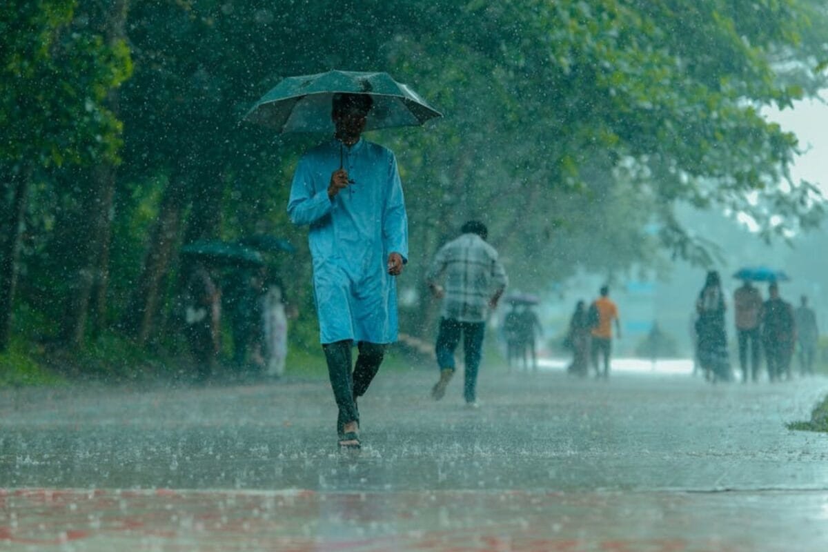 Weather Forecast: వాతావరణ శాఖ అలర్ట్.. ఏపీ, తెలంగాణలో రాబోయే రోజుల్లో వర్షాలు.. గంటకు 60 కి.మీ. వేగంతో గాలులు!
