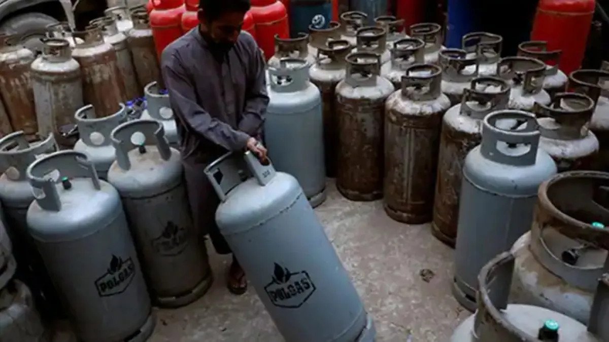 పాకిస్థాన్‌ కు ఇరాన్‌ బిగ్ షాక్.. 12 కేజీల  LPG సిలిండర్ ధర  రూ. 10 వేలు..!