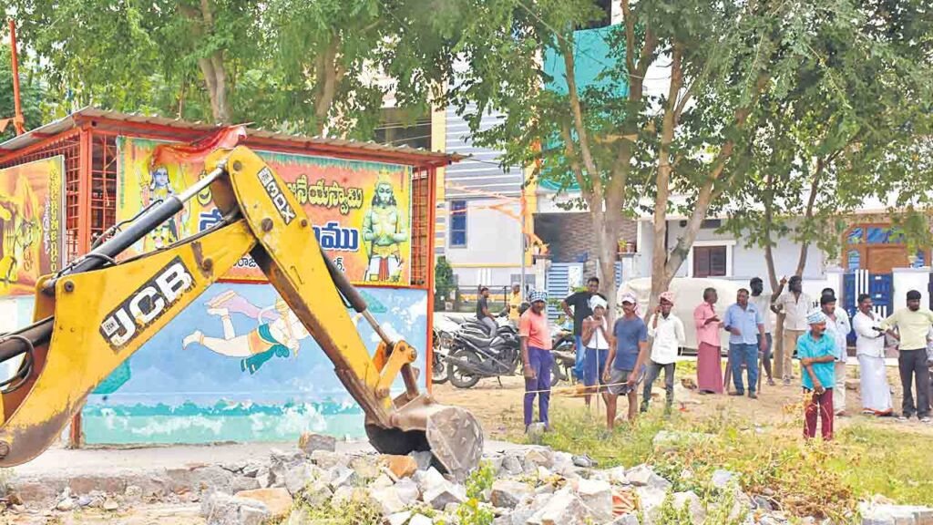 దళిత రైతులపై సర్కార్‌ దౌర్జన్యం