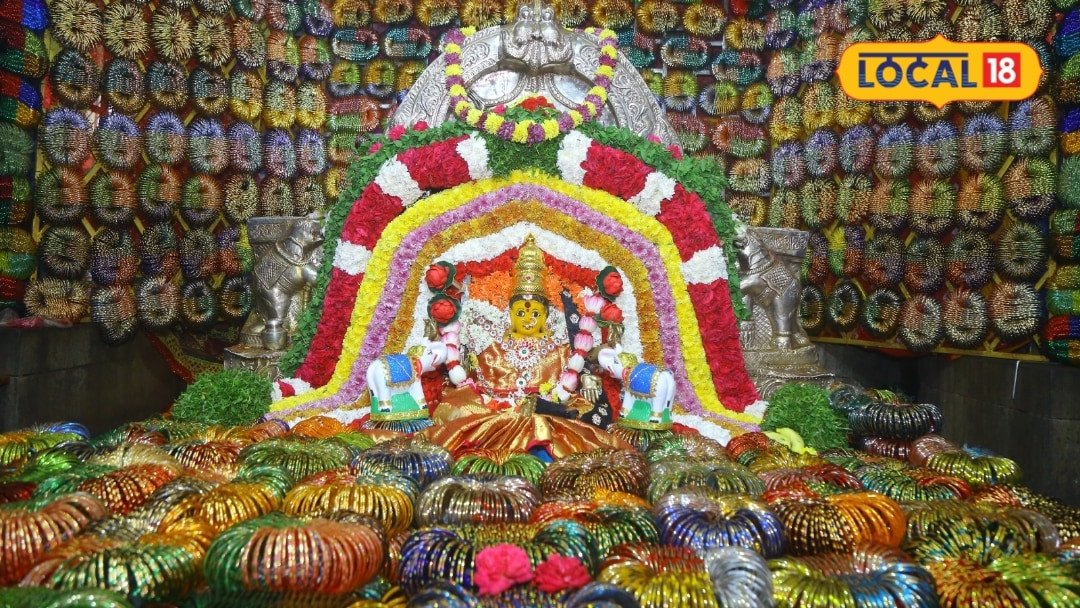 అద్భుతం.. ఏకంగా లక్ష గాజుల నడుమ కొలువుదీరిన కనకమహాలక్ష్మి తల్లి