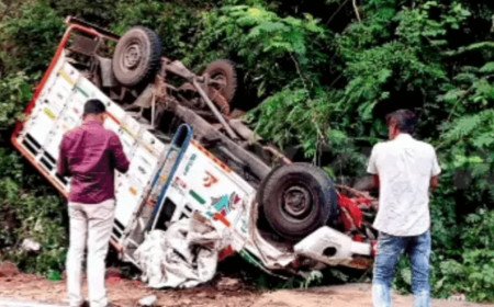 Road accident | భ‌వానీ భ‌క్తుల‌తో వెళ్తున్న బొలెరో బోల్తా.. ఇద్ద‌రు దుర్మ‌ర‌ణం