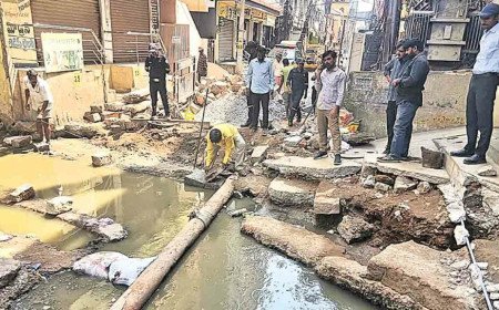 నాలాలో వాటర్‌ పైప్‌లైన్‌కు మరమ్మతులు