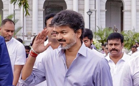 తమిళనాడులో ప్రతి ఇంటర్ స్టూడెంట్ కూ ఓ 'హీరో' సైకిల్, హెల్మెట్: సీఎం విజయ్ హీరోయిజం