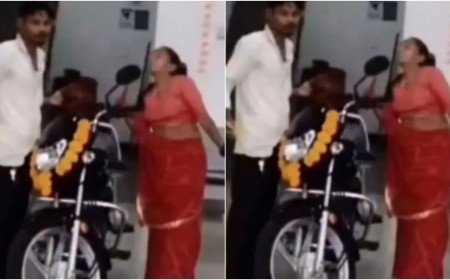 Video Viral: దసరాకు కొత్త బైక్ కొంటుండగా మహిళను ఆవహించిన దుర్గామాత.. షో రూమ్ సిబ్బందికి షాక్..!