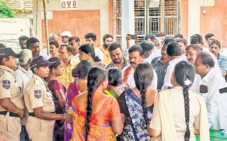 ‘బుర్ర తక్కువ మాటలు సాలు.. ఊకో’.. ఇందిరమ్మ ఇల్లడిగిన మహిళను కించపరిచిన ఎమ్మెల్యే కవ్వంపల్లి!