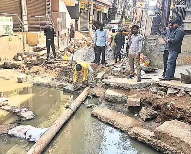 నాలాలో వాటర్‌ పైప్‌లైన్‌కు మరమ్మతులు