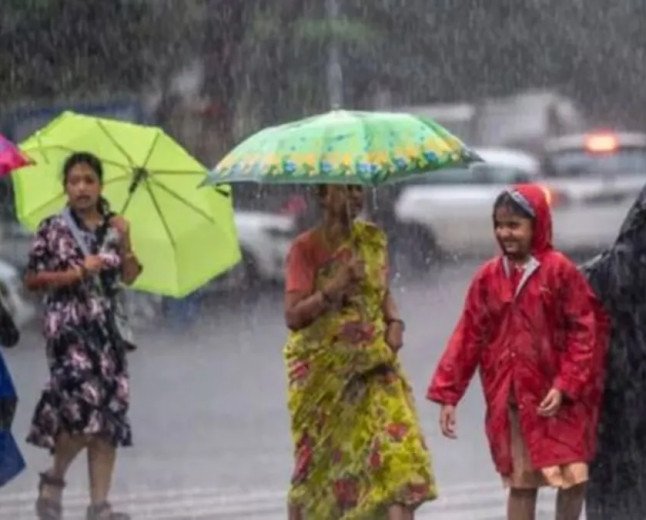 ద్రోణి ఎఫెక్ట్, దంచి కొట్టనున్న వానలు..పిడుగులు - ఈ జిల్లాలకు తాజా హెచ్చరిక..!!