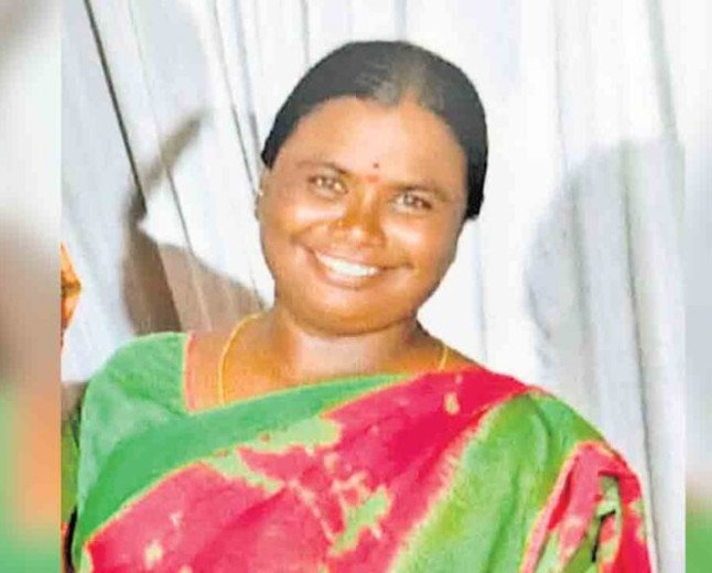 రాత్రి కరెంట్‌కు మహిళా రైతు బలి